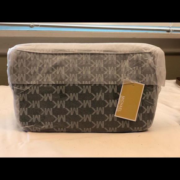 Michael Kors pouches & clutches - Picture 2 of 7